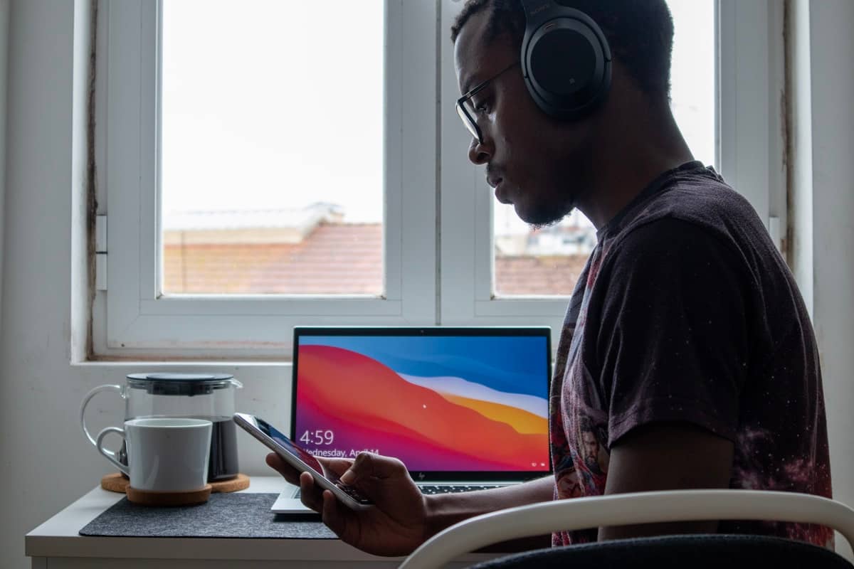 Un collaborateur travaille à distance devant son ordinateur portable.